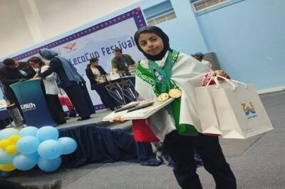  اهدای مدال طلای دانش آموز بندرعباسی به رهبر معظم انقلاب