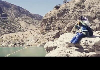 اهالی روستا فریاد می زنند، مسوولان قول می دهند! / عبور خطرناک با سیم بکسل فیلم - تسنیم