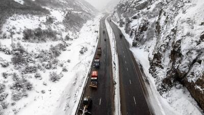 خودرو‌های بدون زنجیر چرخ حتی در شرایط عادی از محور‌های کوهستانی برگردانده می‌شوند