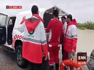  نجات ۵ خانواده محاصره‌ شده در سیلاب استان هرمزگان