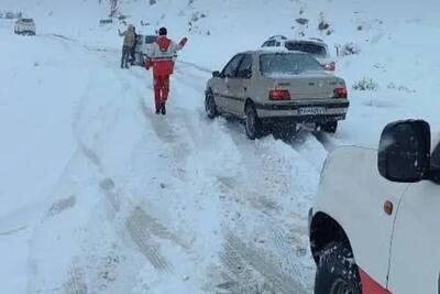 ارتفاع برف در محور کامو در شهرستان کاشان به حدود ۳ متر رسید