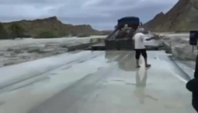  لحظه عجیب  فروریختن یک پل در هرمزگان همزمان با عبور یک کامیون  + فیلم