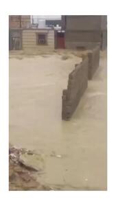 لحظه شکسته شدن سد خاکی و ورود سیل به خانه‌های مردم؛ دستور تخلیه صادر شد+ فیلم