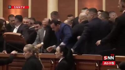 ببینید/ درگیری و روشن کردن فشفشه در پارلمان این کشور