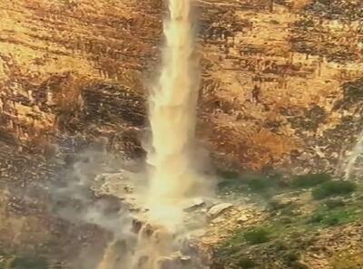 ببینید / آبشار فصلی تنگه هایقر فیروزآباد مشهور به گرند کانیون ایران جاری شد