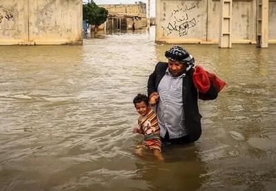 تداوم بارش برف و باران در کشور؛ دو کودک در روستای سیل زده «مهرگی» جان خود را از دست دادند و سالمندان، کودکان و بیماران، در محاصره آب‌های گل‌آلود گرفتار مانده‌اند / هلال احمر: شمار جانباختگان در سیلاب جنوب کشور به ۷ نفر رسید / اینترنت و تلفن در بشاگرد و برق ۶۴ روستای این شهرستان هم قطع شد /قطعی آب و برق در ۷۰ روستای کرمان / ارتفاع برف در کاشان به ۳ متر رسید