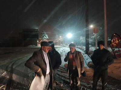 برف و کولاک ۳ جاده شهرستان فریمان را مسدود کرد / امدادرسانی به ۱۷ خودروی گرفتار در برف