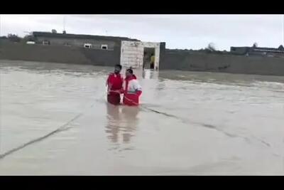 ببینید| لحظه نجات ۵ خانواده محاصره شده در سیل هرمزگان