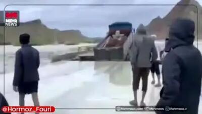 ببینید| لحظه شکسته شدن پل و سقوط کامیون در محور سیریک جاسک