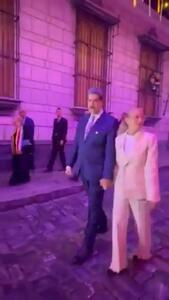  قدم زدن نیکلاس مادورو با همسرش در خیابان