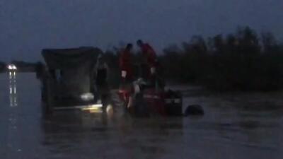 تصاویر نفس‌گیر از گرفتار شدن راننده کامیون در سیلاب کرمان