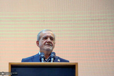  پزشکیان: وقتی می‌گویم نمی‌دانم یا نمی‌توانم، به معنای بی‌برنامگی و بی‌سوادی نیست/ هرکس می‌گوید همه چیز را می‌داند و اگر دستور بدهد همه مشکلات حل می‌شود، جاهل کامل است/ هیچ مسئله‌ای با شعار حل نمی‌شود