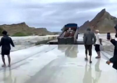 فروریختن یک پل در هرمزگان هنگام عبور کامیون از روی آن به هنگام تلاطم/ ویدئو