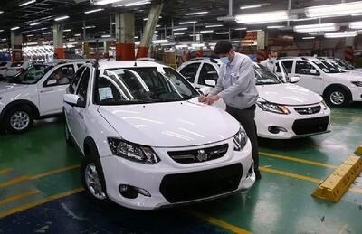 کف قیمت خودرو به ۷۰۰ میلیون رسید/ فرزانه: خودرو به‌طور میانگین ۳۵ درصد از نرخ دلار عقب مانده است