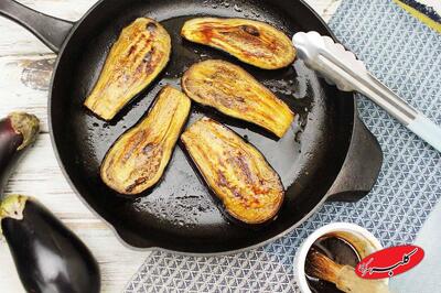 روش درست گرفتن تلخی بادمجان با آب نمک | چگونه روغن اضافی بادمجان را بگیریم؟ - کلبه سرگرمی