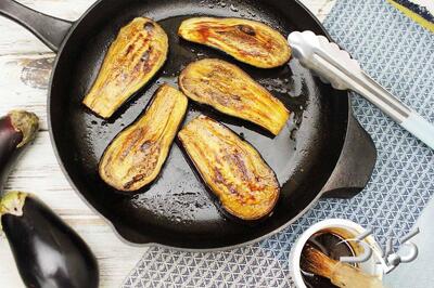 روش درست گرفتن تلخی بادمجان با آب نمک | چگونه روغن اضافی بادمجان را بگیریم؟ - مجله اینترنتی کولاک