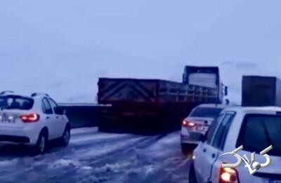 خودروها در برف آزادراه شیراز_اصفهان گیر افتادند؛ ترافیک و کندی تردد به علت برودت هوا | برخی رانندگان زنجیر چرخ همراه ندارند! - مجله اینترنتی کولاک