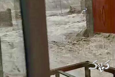 لحظه ورود سیل به خانه‌های مردم؛ وضعیت نوزاد و این کودک را ببینید | موج دوم بارش‌ها آغاز شده است - مجله اینترنتی کولاک