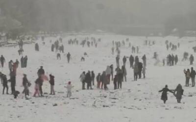 فیلم/ برف بازی در زاینده‌رود اصفهان