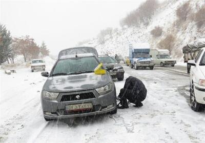  بارش برف در جاده‌های مرتفع استان سمنان؛ زنجیر چرخ الزامی است