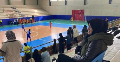 حضور کادر فنی تیم ملی فوتسال بانوان در رقابت‌های لیگ برتر و دسته یک - پارس فوتبال