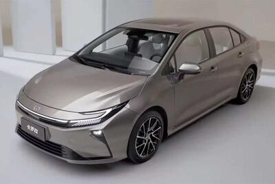 معرفی تویوتا کرولا چینی ۲۰۲۶ با طول بیشتر و طراحی شبیه پریوس - پدال