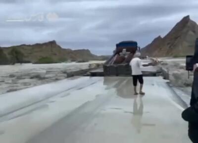 فیلم لحظه فروریختن پل و بلعیده شدن کامیون سنگین در سیل هرمزگان