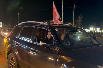 جشن خیابانی هواداران تراکتور پس از پیروزی دراماتیک مقابل پرسپولیس / عکس