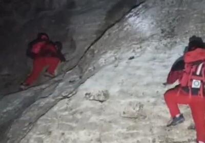 نبرد با سرما و سنگ/ 10 ساعت تلاش برای نجات 3 نفر در ارتفاعات کوهدشت - تسنیم