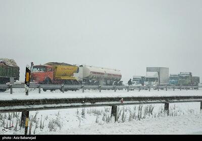 انسداد موقت محور مهریز- میانکوه در پی بارش برف و یخ‌زدگی - تسنیم