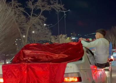 رقص و پرچم قرمز در شهر تبریز (عکس)