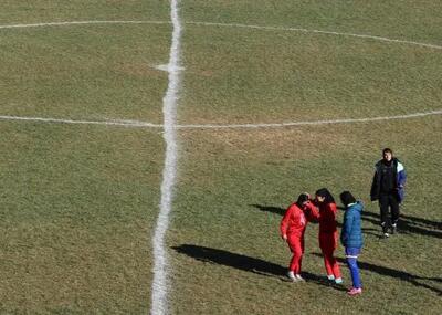 صحنه‌های عجیب لیگ زنان مانع برگزاری بازی مهم (عکس)