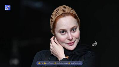  استایل جدید آرام جعفری | تازه عروس سینما با کت و دامن پر زرق و برق در کنار درخت کریسمس