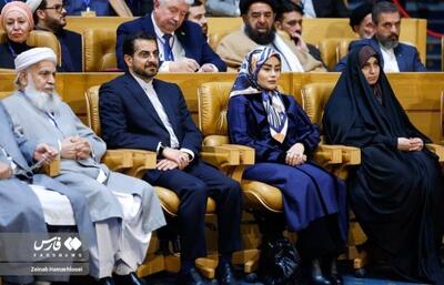 «آرزو احمدوند» همسر عراقچی در آیین پایانی جایزه جهانی امام خمینی