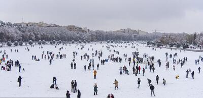 فیلم| بارش برف در اصفهان؛ برف بازی در بستر زاینده رود