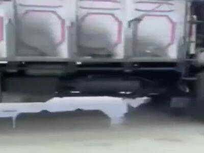 سیل در هرمزگان؛ یک پل هنگام عبور کامیون فروریخت