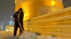 تصاویری زیبا از برف‌روبی پشت بام حرم مطهر رضوی