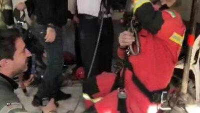 گرفتار شدن دو کارگر در چاه ۲۵ متری در بلوار آفریقا