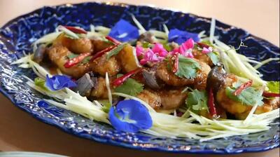  غذای خیابانی بانکوک: برش گربه‌ماهی و تبدیل آن به دو غذای متفاوت (فیلم)