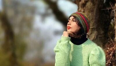 استایل پاییزی و متفاوت «آذین رئوف» در طبیعت گیلان؛ تلفیق رنگ و هنر در دل جنگل (عکس)