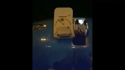  حادثه عجیب در فرودگاه کنگو؛ مسافران به خاطر نبود پلکان از هواپیما پریدند (فیلم)