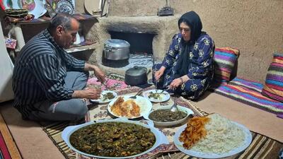  قورمه سبزی روستایی؛ از تفت دادن سبزی تا پخت با مرغ محلی (فیلم)