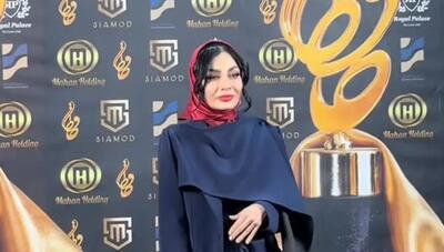 تضاد رنگی جذاب در استایل صحرا اسداللهی؛ هنرنمایی با ست سرمه‌ای و قرمز در شب ستاره‌ها (فیلم)