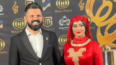 استایل کلاسیک امید معلم و پوشش سنتی همسرش در شب پرفروغ حافظ ۲۴ (فیلم)