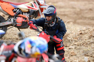 مسابقات موتورسواری بانوان در کرمانشاه سوژه شد!