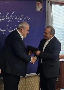  تقدیر وزیر نیرو از مدیر عامل شرکت آب و فاضلاب آذربایجان شرقی به دلیل انتخاب این شرکت به عنوان شرکت پژوهشی برگزیده