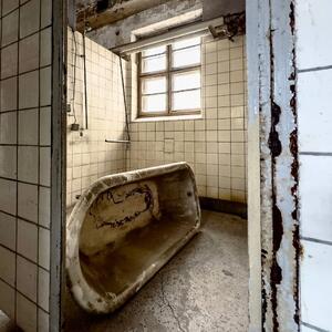  گرمابه نوروز، کانادا درای و آن کاشی‌های سفید سخن‌گو - چیدانه