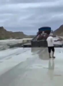 سیل در هرمزگان؛ یک پل هنگام عبور کامیون فروریخت