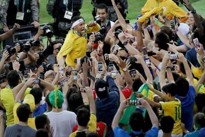 ساکا و دیدن تمام کلیپ‌های نیمار در یوتیوب