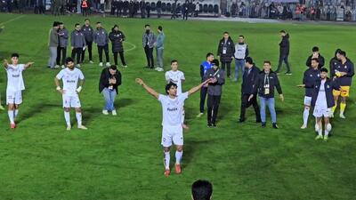 جشن هواداران ملوان در پایان بازی و تشویق مازیار زارع